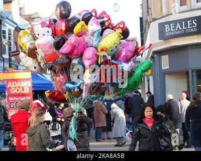 Vendeur de ballons vendant divers ballons dans Bedford Town Centre, Royaume-Uni. Banque D'Images