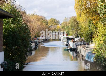 Petite Venise, Londres. Les gens marchent à travers la petite Venise, Londres. Novembre a pris un départ humide et venteux alors que certaines parties du Royaume-Uni ont ressenti les effets d'une tempête en France. Date de la photo: Mardi 1 novembre 2022. Banque D'Images