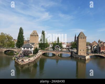 Une vue aérienne de deux tours de ponts-Couverts avec les ponts médiévaux, Strasbourg, France Banque D'Images