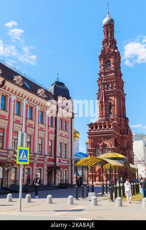 Kazan, Russie - 7 mai 2022 : vue sur la rue Kazan avec le clocher de l'église Epiphanie, les gens ordinaires marchent dans la rue. Photo verticale Banque D'Images