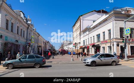 Kazan, Russie - 7 mai 2022 : vue sur la rue Kazan les gens ordinaires marchent dans la rue Bauman par une journée ensoleillée Banque D'Images
