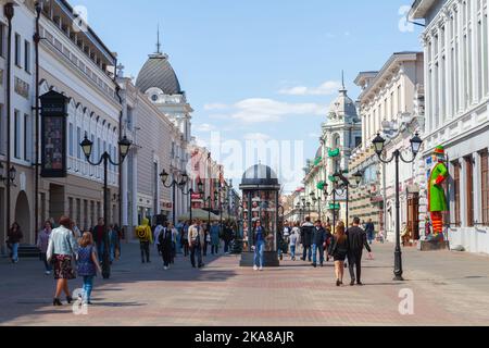 Kazan, Russie - 7 mai 2022 : vue sur la rue Kazan les gens ordinaires marchent dans la rue Bauman. Vue en perspective Banque D'Images