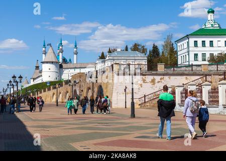 Kazan, Russie - 7 mai 2022 : vue sur la rue Kazan, les gens ordinaires marchent dans la rue Bauman jusqu'au Kremlin Banque D'Images