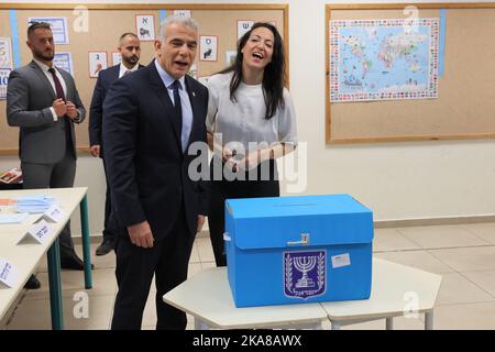 Tel Aviv, Israël. 01st novembre 2022. Le Premier ministre israélien Yair Lapid sourit aux caméras alors que son épouse Lihi prononça son vote mardi dans un bureau de vote de la ville côtière israélienne de tel Aviv, 1 novembre 2022. Lapid a exhorté les électeurs à voter après avoir voté pour une élection qui pourrait voir le dirigeant vétéran Benjamin Netanyahu faire un retour aux côtés des alliés de l’extrême droite. Photo de piscine par Jack guez/UPI crédit: UPI/Alay Live News Banque D'Images