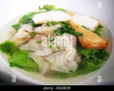 Soupe onton claire ou boulettes d'eau style chinois avec boules de poisson et légumes dans un bol pour les thaïlandais les clients mangent et des boissons au café restaurant s. Banque D'Images