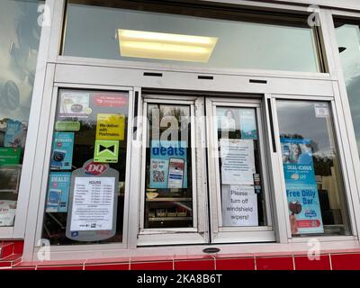 Augusta, GA, États-Unis - 12 14 21 : panneaux de fenêtre de paiement du drive de Dairy Queen Banque D'Images