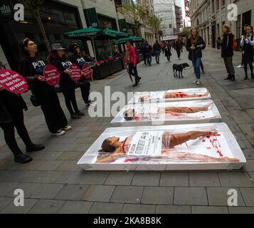 Londres, Angleterre, Royaume-Uni. 1st novembre 2022. Les activistes PETA posent comme de la viande dans des plateaux à l'extérieur du supermarché Whole Foods à Piccadilly Circus le jour de la Journée mondiale de Vegan. (Image de crédit : © Tayfun Salci/ZUMA Press Wire) Banque D'Images