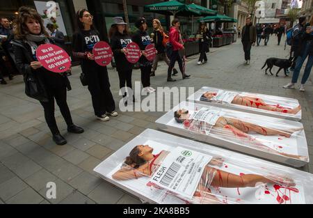 Londres, Angleterre, Royaume-Uni. 1st novembre 2022. Les activistes PETA posent comme de la viande dans des plateaux à l'extérieur du supermarché Whole Foods à Piccadilly Circus le jour de la Journée mondiale de Vegan. (Image de crédit : © Tayfun Salci/ZUMA Press Wire) Banque D'Images