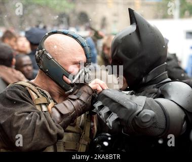 Le Chevalier noir élève Batman Tom Hardy et Christian Bale Banque D'Images