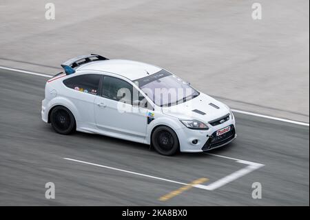 Ford Focus RS 2 sur la piste de course Banque D'Images