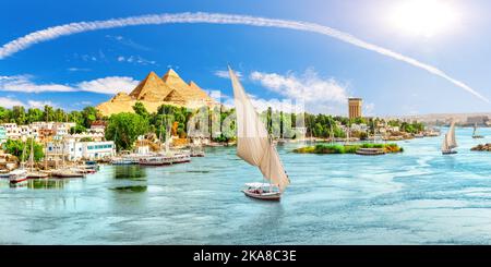 Assouan en Egypte, vue sur le Nil et les voiliers Banque D'Images