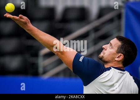 OSS, PAYS-BAS - NOVEMBRE 1: Joachim Gerard de Belgique sert dans son match contre Gustavo Fernandez de l'Argentine pendant le jour 3 des 2022 ITF tennis en fauteuil roulant Masters au Sportcentrum de Rusheuvel sur 1 novembre 2022 à OSS, pays-Bas (photo de René Nijhuis/Orange Pictures) Banque D'Images