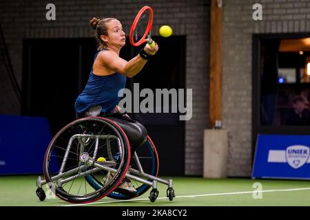 OSS, PAYS-BAS - NOVEMBRE 1 : Jiske Griffioen des pays-Bas joue un rôle de premier main dans son match contre Yui Kamiji du Japon au cours du jour 3 des 2022 Masters de tennis en fauteuil roulant de l'ITF au Sportcentrum de Rusheuvel sur 1 novembre 2022 à OSS, pays-Bas (photo de René Nijhuis/Orange Pictures) Banque D'Images