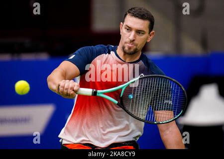 OSS, PAYS-BAS - NOVEMBRE 1: Joachim Gerard de Belgique joue un revers dans son match contre Gustavo Fernandez d'Argentine pendant le jour 3 des 2022 maîtres de tennis en fauteuil roulant de ITF au Sportcentrum de Rusheuvel sur 1 novembre 2022 à OSS, pays-Bas (photo de René Nijhuis/Orange Pictures) Banque D'Images