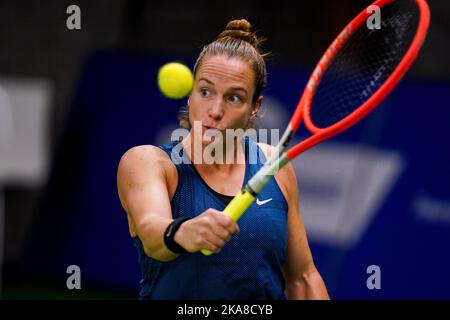 OSS, PAYS-BAS - NOVEMBRE 1: Jiske Griffioen des pays-Bas joue un revers dans son match contre Yui Kamiji du Japon au cours du jour 3 des 2022 maîtres de tennis en fauteuil roulant de l'ITF au Sportcentrum de Rusheuvel sur 1 novembre 2022 à OSS, pays-Bas (photo de René Nijhuis/Orange Pictures) Banque D'Images