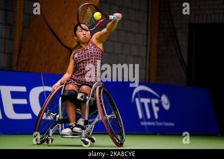 OSS, PAYS-BAS - NOVEMBRE 1: Yui Kamiji du Japon joue un revers dans son match contre Jiske Griffioen des pays-Bas au cours du jour 3 des 2022 maîtres de tennis en fauteuil roulant de l'ITF au Sportcentrum de Rusheuvel sur 1 novembre 2022 à OSS, pays-Bas (photo de René Nijhuis/Orange Pictures) Banque D'Images