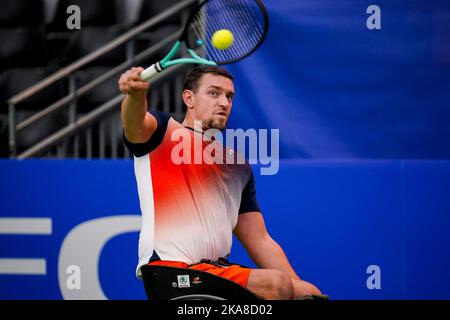 OSS, PAYS-BAS - NOVEMBRE 1: Joachim Gerard de Belgique joue un revers dans son match contre Gustavo Fernandez d'Argentine pendant le jour 3 des 2022 maîtres de tennis en fauteuil roulant de ITF au Sportcentrum de Rusheuvel sur 1 novembre 2022 à OSS, pays-Bas (photo de René Nijhuis/Orange Pictures) Banque D'Images