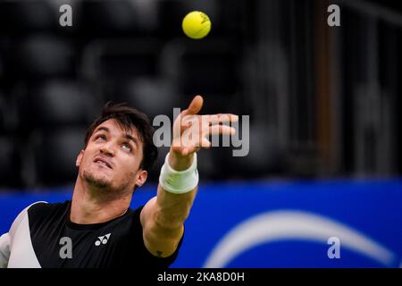 OSS, PAYS-BAS - NOVEMBRE 1: Gustavo Fernandez d'Argentine sert dans son match contre Joachim Gerard de Belgique pendant le jour 3 des 2022 ITF tennis en fauteuil roulant Masters au Sportcentrum de Rusheuvel sur 1 novembre 2022 à OSS, pays-Bas (photo de René Nijhuis/Orange Pictures) Banque D'Images