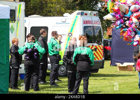 Ambulance St Johns en attente lors d'un spectacle public. C'était au festival annuel du cerf-volant à Bedford, au Royaume-Uni. Banque D'Images