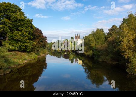 La cathédrale de Hereford se reflétait dans la calme rivière Wye un matin encore de septembre. Banque D'Images