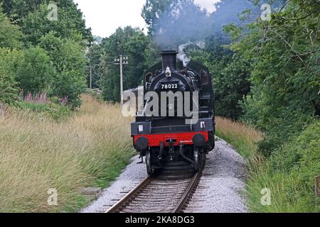 BR Standard classe 2MT 78022 à l'approche de la gare de Haworth sur Keighley & Worth Valley Railway Banque D'Images