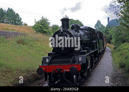 BR Standard classe 2MT 78022 à l'approche de la gare de Haworth sur Keighley & Worth Valley Railway Banque D'Images