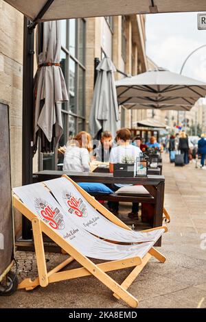 Chaises longues pour se détendre dans la rue du restaurant. Berlin, Allemagne - 05.17.2019 Banque D'Images