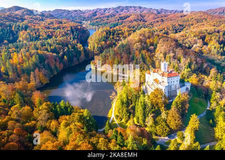 Lac Trakoscan et château vue aérienne panoramique sur l'automne, région de Zagorje en Croatie Banque D'Images