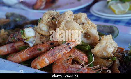 Poisson et fruits de mer de Chypre meze au restaurant du port. Repas de meze énorme servi couramment à Chypre. Banque D'Images