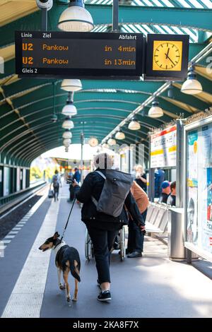 Calendrier des trains du tableau de bord électronique sur la plate-forme de Berlin. Berlin, Allemagne - 05.17.2019 Banque D'Images