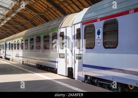 Voitures pour les passagers se tenant sur la plate-forme avant le départ du train. Banque D'Images