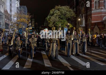 New York, États-Unis. 31st octobre 2022. Les artistes participent à la parade annuelle d'Halloween du village de New York en 49th à New York. Le thème de cette année était « liberté ». (Photo par Ron Adar/SOPA Images/Sipa USA) crédit: SIPA USA/Alay Live News Banque D'Images