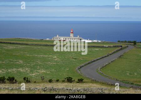 Une belle photo du phare de Ponta do Albernaz (Farol de Albarnaz) en plein soleil sur l'île de Flores, dans les Açores, au Portugal Banque D'Images