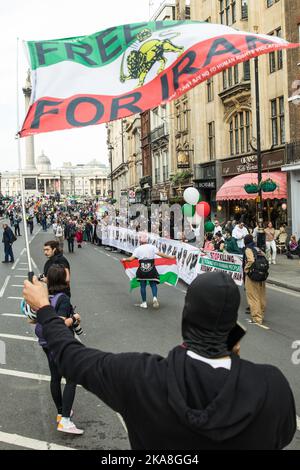 Londres, Royaume-Uni. 29th octobre 2022. Les manifestants forment une chaîne humaine alors qu'ils marchent en solidarité avec les manifestants à travers l'Iran. Des manifestations similaires en chaîne humaine ont été organisées par les Iraniens dans d'autres villes du monde. Les manifestations en Iran ont commencé à la mi-septembre après la mort de Mahsa Amini, 22 ans, sous garde à vue, du Kurdistan, qui avait été détenu par la police de moralité lors d'une visite à Téhéran pour une violation présumée des règles strictes du code vestimentaire pour les femmes. Crédit : Mark Kerrison/Alamy Live News Banque D'Images