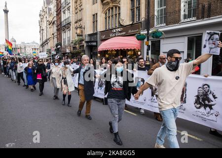 Londres, Royaume-Uni. 29th octobre 2022. Les manifestants forment des chaînes humaines alors qu'ils marchent en solidarité avec les manifestants à travers l'Iran. Des manifestations similaires en chaîne humaine ont été organisées par les Iraniens dans d'autres villes du monde. Les manifestations en Iran ont commencé à la mi-septembre après la mort de Mahsa Amini, 22 ans, sous garde à vue, du Kurdistan, qui avait été détenu par la police de moralité lors d'une visite à Téhéran pour une violation présumée des règles strictes du code vestimentaire pour les femmes. Crédit : Mark Kerrison/Alamy Live News Banque D'Images