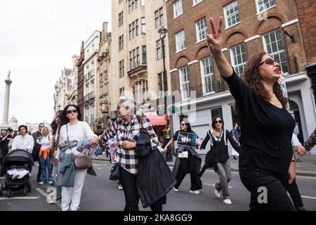 Londres, Royaume-Uni. 29th octobre 2022. Les manifestants forment des chaînes humaines alors qu'ils marchent en solidarité avec les manifestants à travers l'Iran. Des manifestations similaires en chaîne humaine ont été organisées par les Iraniens dans d'autres villes du monde. Les manifestations en Iran ont commencé à la mi-septembre après la mort de Mahsa Amini, 22 ans, sous garde à vue, du Kurdistan, qui avait été détenu par la police de moralité lors d'une visite à Téhéran pour une violation présumée des règles strictes du code vestimentaire pour les femmes. Crédit : Mark Kerrison/Alamy Live News Banque D'Images