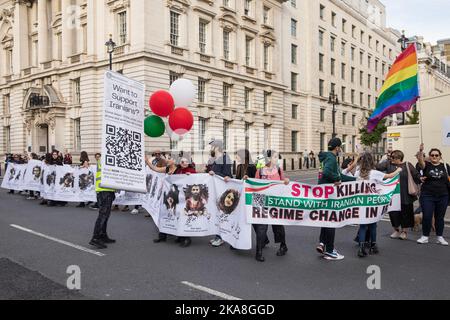 Londres, Royaume-Uni. 29th octobre 2022. Les manifestants forment une chaîne humaine alors qu'ils marchent en solidarité avec les manifestants à travers l'Iran. Des manifestations similaires en chaîne humaine ont été organisées par les Iraniens dans d'autres villes du monde. Les manifestations en Iran ont commencé à la mi-septembre après la mort de Mahsa Amini, 22 ans, sous garde à vue, du Kurdistan, qui avait été détenu par la police de moralité lors d'une visite à Téhéran pour une violation présumée des règles strictes du code vestimentaire pour les femmes. Crédit : Mark Kerrison/Alamy Live News Banque D'Images