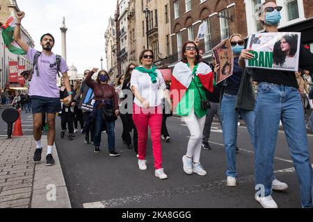 Londres, Royaume-Uni. 29th octobre 2022. Les manifestants forment une chaîne humaine alors qu'ils marchent en solidarité avec les manifestants à travers l'Iran. Des manifestations similaires en chaîne humaine ont été organisées par les Iraniens dans d'autres villes du monde. Les manifestations en Iran ont commencé à la mi-septembre après la mort de Mahsa Amini, 22 ans, sous garde à vue, du Kurdistan, qui avait été détenu par la police de moralité lors d'une visite à Téhéran pour une violation présumée des règles strictes du code vestimentaire pour les femmes. Crédit : Mark Kerrison/Alamy Live News Banque D'Images