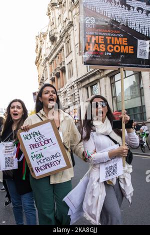 Londres, Royaume-Uni. 29th octobre 2022. Les manifestants forment une chaîne humaine alors qu'ils marchent en solidarité avec les manifestants à travers l'Iran. Des manifestations similaires en chaîne humaine ont été organisées par les Iraniens dans d'autres villes du monde. Les manifestations en Iran ont commencé à la mi-septembre après la mort de Mahsa Amini, 22 ans, sous garde à vue, du Kurdistan, qui avait été détenu par la police de moralité lors d'une visite à Téhéran pour une violation présumée des règles strictes du code vestimentaire pour les femmes. Crédit : Mark Kerrison/Alamy Live News Banque D'Images