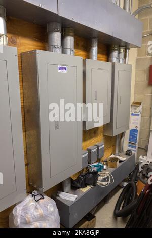 Un gros plan de panneaux de service électrique dans un bâtiment commercial Banque D'Images