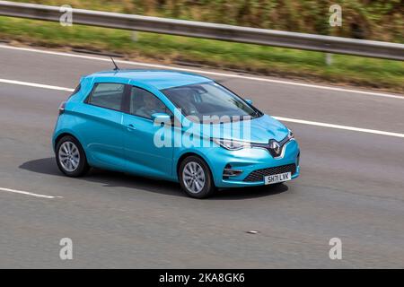 2021 Bleu RENAULT ZOE CHARGE RAPIDE EV 50 ICONIC Electricity automatique 1 vitesses ; déplacement sur l'autoroute M6, Royaume-Uni Banque D'Images