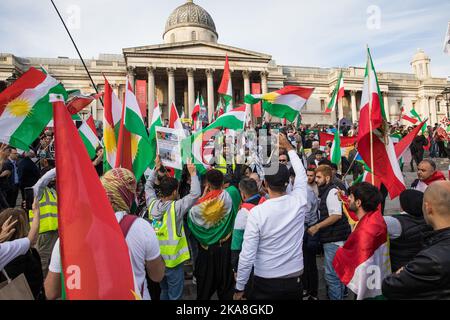 Londres, Royaume-Uni. 29th octobre 2022. Les manifestants brandisquent les drapeaux iraniens et du Kurdistan sur la place Trafalgar avant de former une chaîne humaine en solidarité avec les manifestants à travers l'Iran. Des manifestations similaires en chaîne humaine ont été organisées par les Iraniens dans d'autres villes du monde. Les manifestations en Iran ont commencé à la mi-septembre après la mort de Mahsa Amini, 22 ans, sous garde à vue, du Kurdistan, qui avait été détenu par la police de moralité lors d'une visite à Téhéran pour une violation présumée des règles strictes du code vestimentaire pour les femmes. Crédit : Mark Kerrison/Alamy Live News Banque D'Images