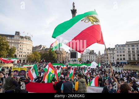 Londres, Royaume-Uni. 29th octobre 2022. Les manifestants brandisquent les drapeaux iraniens et du Kurdistan sur la place Trafalgar avant de former une chaîne humaine en solidarité avec les manifestants à travers l'Iran. Des manifestations similaires en chaîne humaine ont été organisées par les Iraniens dans d'autres villes du monde. Les manifestations en Iran ont commencé à la mi-septembre après la mort de Mahsa Amini, 22 ans, sous garde à vue, du Kurdistan, qui avait été détenu par la police de moralité lors d'une visite à Téhéran pour une violation présumée des règles strictes du code vestimentaire pour les femmes. Crédit : Mark Kerrison/Alamy Live News Banque D'Images