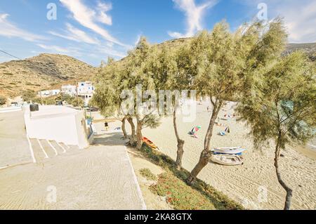 Une vue panoramique des personnes se détendant sur la plage d'Agali sur l'île de Folegandros, Grèce en été Banque D'Images