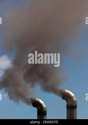 Fumée noire provenant de deux gaz d'échappement de camion, pollution, toxique, voiture Banque D'Images