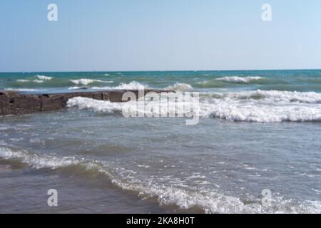 Vagues heurtant des pierres d'un ancien quai Banque D'Images