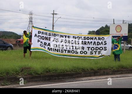 Rio de Janeiro, Rio de Janeiro, Brésil. 1st novembre 2022. (INT) Pro Bolsonaro les pilotes de camions protestent en bloquant l'autoroute à Rio de Janeiro. 1 novembre 2022, Fluminense, Rio de Janeiro, Brésil: Un groupe de partisans du président brésilien, Jair Bolsonaro (PL), ferme une section de l'autoroute Luiz de Washington, devant la raffinerie Duque de Caxias (Reduc), à Baixada Fluminense, mardi (01). La manifestation a lieu après la confirmation de la victoire de Luiz Inacio Lula da Silva (PT) sur Bolsonaro dans les élections de ruissellement.Credit: Jose Lucena/TheNews2 (Credit image: © Jose Lucena/TheNEWS2 Banque D'Images