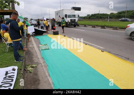 Rio de Janeiro, Rio de Janeiro, Brésil. 1st novembre 2022. (INT) Pro Bolsonaro les pilotes de camions protestent en bloquant l'autoroute à Rio de Janeiro. 1 novembre 2022, Fluminense, Rio de Janeiro, Brésil: Un groupe de partisans du président brésilien, Jair Bolsonaro (PL), ferme une section de l'autoroute Luiz de Washington, devant la raffinerie Duque de Caxias (Reduc), à Baixada Fluminense, mardi (01). La manifestation a lieu après la confirmation de la victoire de Luiz Inacio Lula da Silva (PT) sur Bolsonaro dans les élections de ruissellement.Credit: Jose Lucena/TheNews2 (Credit image: © Jose Lucena/TheNEWS2 Banque D'Images