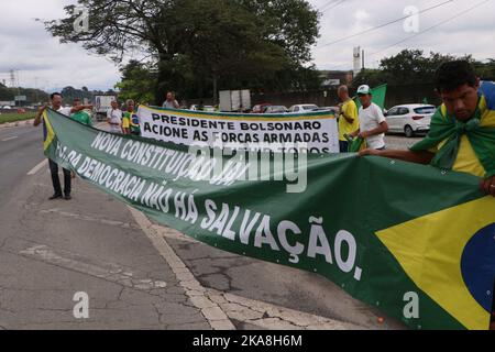 Rio de Janeiro, Rio de Janeiro, Brésil. 1st novembre 2022. (INT) Pro Bolsonaro les pilotes de camions protestent en bloquant l'autoroute à Rio de Janeiro. 1 novembre 2022, Fluminense, Rio de Janeiro, Brésil: Un groupe de partisans du président brésilien, Jair Bolsonaro (PL), ferme une section de l'autoroute Luiz de Washington, devant la raffinerie Duque de Caxias (Reduc), à Baixada Fluminense, mardi (01). La manifestation a lieu après la confirmation de la victoire de Luiz Inacio Lula da Silva (PT) sur Bolsonaro dans les élections de ruissellement.Credit: Jose Lucena/TheNews2 (Credit image: © Jose Lucena/TheNEWS2 Banque D'Images