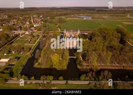 Château amarré Amerongen vu d'en haut entouré de jardins et parc avec la ville du village et les prairies de campagne en arrière-plan. Banque D'Images